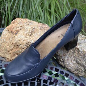 Trotters Shoes Loafers Size 7 ½ M Dark Blue Leather Slip On Comfort w/ 2" Heels